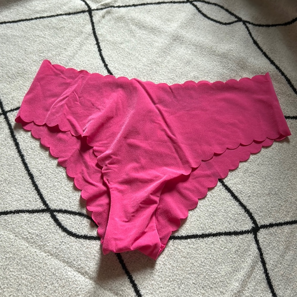 Hot pink NWT Victoria’s Secret scalloped panty Sz M